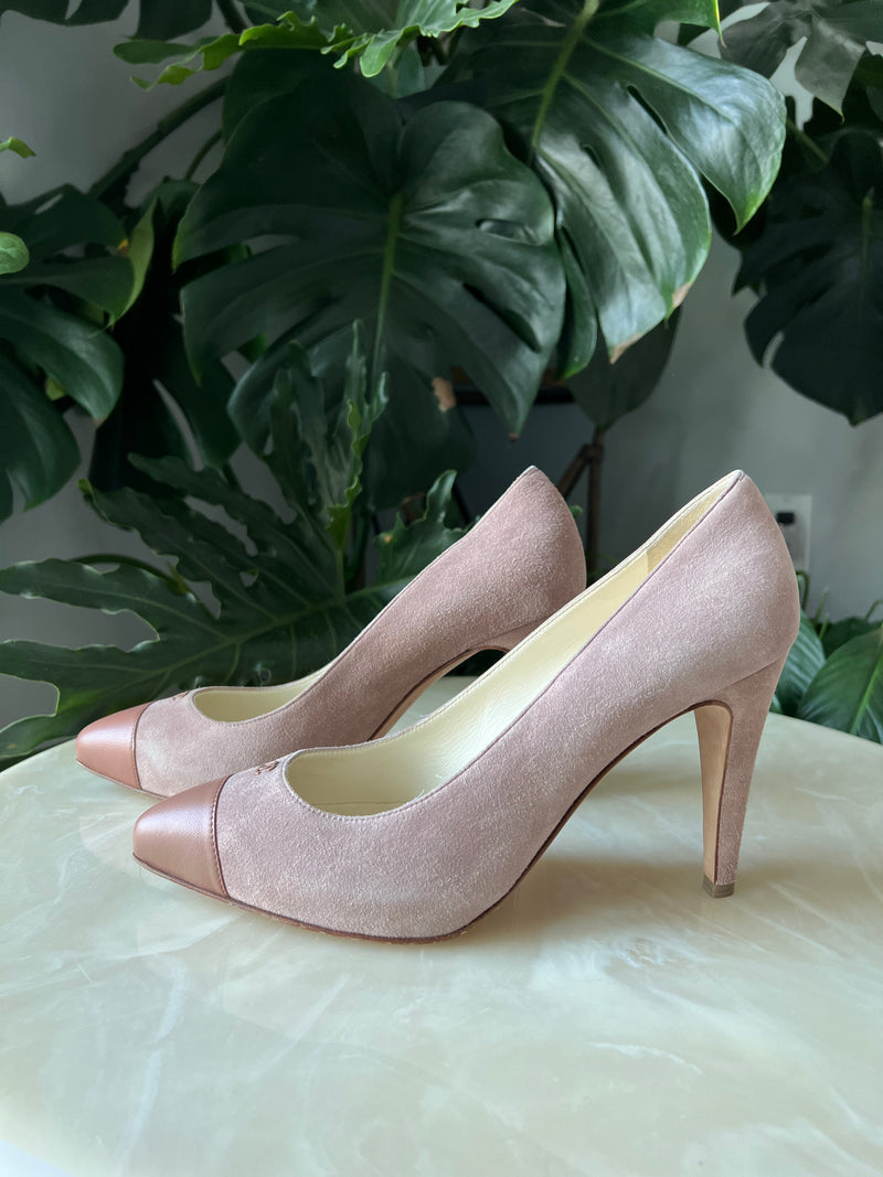 CHANEL Pink Suede Pointed Toe CC Logo Pump sz 40 